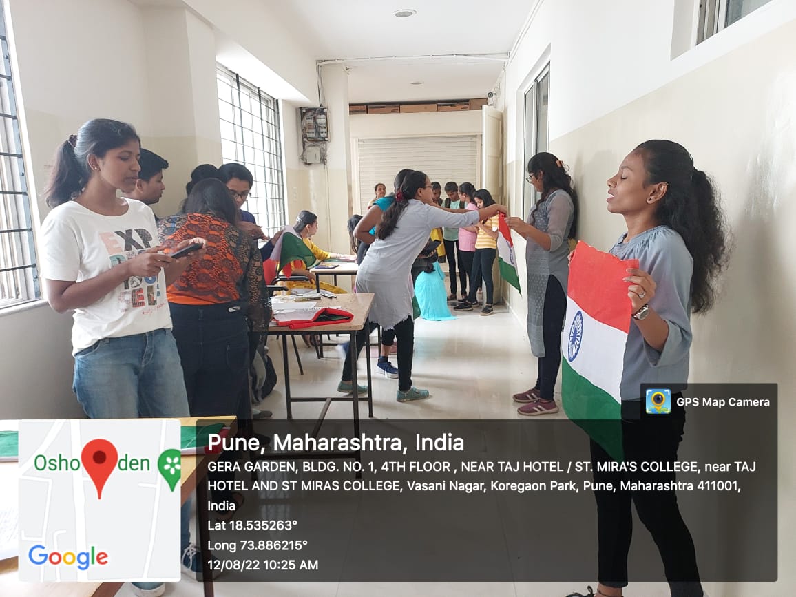 Volunteers taking photos for Yuva Sankalp Campaign on AKAM